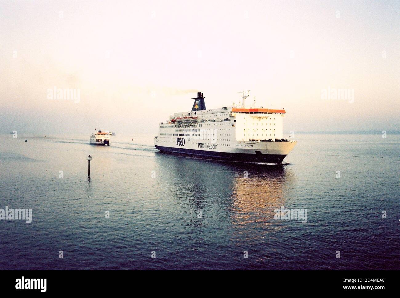 AJAXNETPHOTO. PORTSMOUTH, INGHILTERRA. ATTRAVERSA IL CANALE CAMION, AUTO E TRAGHETTO PER PASSEGGERI A PIEDI P&O ORGOGLIO DI LE HAVRE ENTRANDO NEL PORTO, SEGUITO DAL TRAGHETTO PER AUTO PORTSMOUTH FISHBOURNE. FOTO:JONATHAN EASTLAND/AJAX REF:CD1542 2 Foto Stock