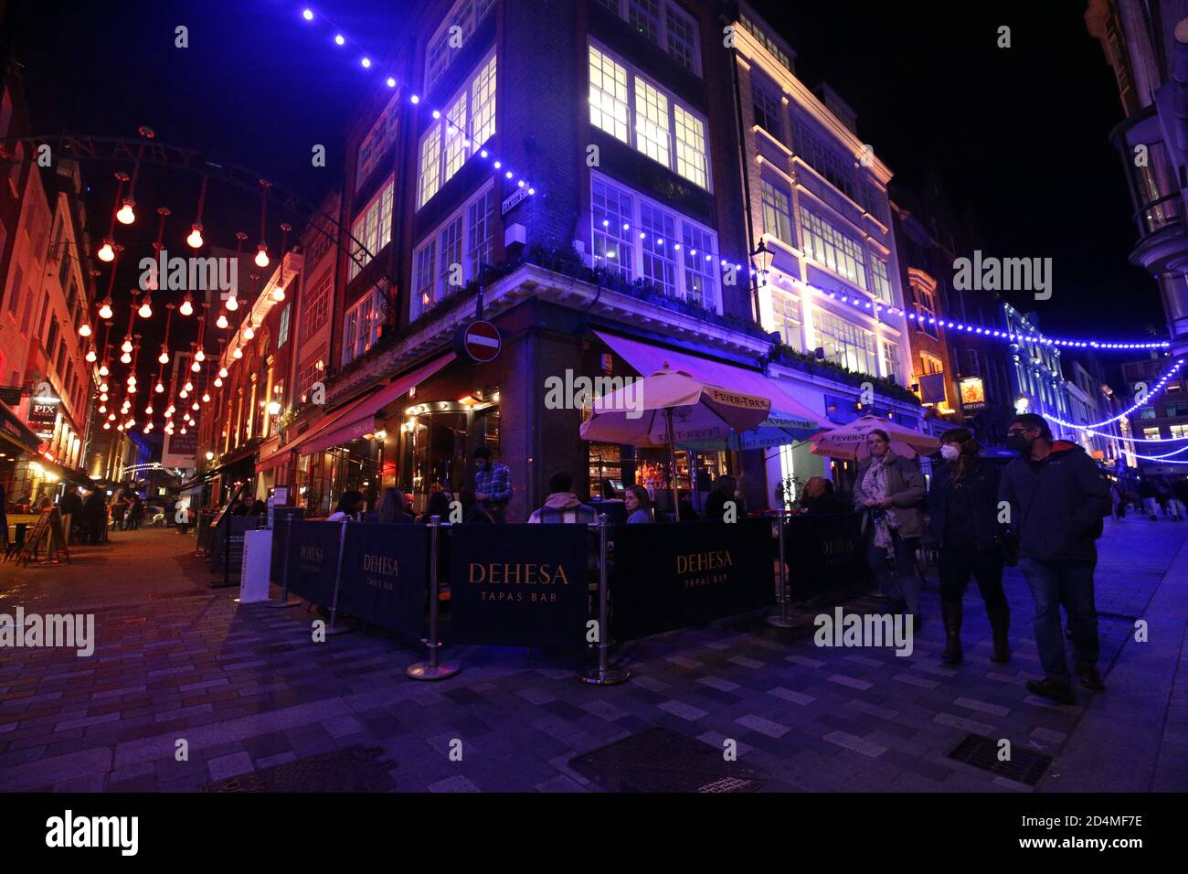 La gente fuori socializzando a Soho, Londra, davanti al coprifuoco di 22 che i pub ed i ristoranti sono soggetti a per combattere l'aumento nei casi del coronavirus in Inghilterra. Foto Stock