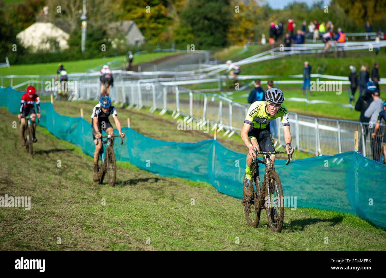 Westmorland County Showground, Cumbria, Regno Unito, 4 ottobre 2020. Charlie Johnson, Fast Test Racing Team, guida altri 2 piloti attraverso la pit lane durante la gara Junior Mens al Round 1 del British Cycling National Cyclo-Cross Trophy HSBC, che è andato avanti in conformità alle severe norme COVID19. © David Partridge / Alamy Live News Foto Stock