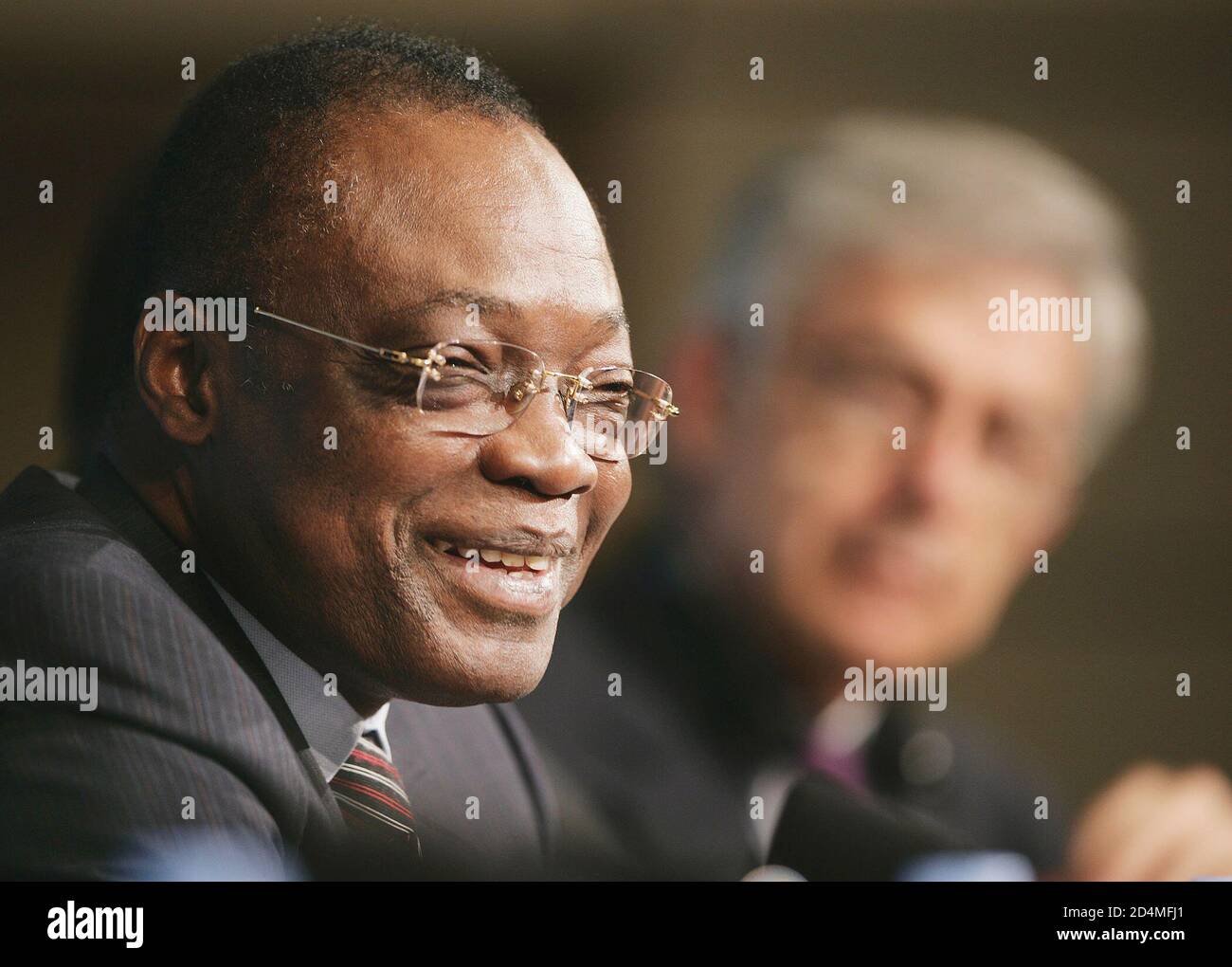 Il Ministro delle Finanze del Gabon e il Presidente del G-24 Paul Toungui (L) insieme ad Ariel Buira (R) tengono una conferenza stampa dopo la riunione ministeriale del G-24 presso la sede centrale del Fondo monetario Internazionale, nell'aprile 15 2005 a Washington D.C. Foto Stock