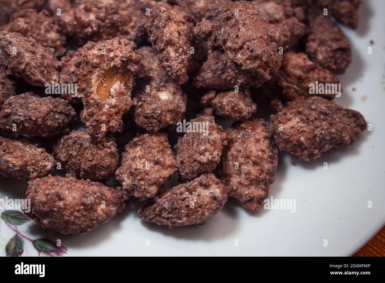 Dolci tipici siciliani: Dettaglio di deliziose e croccanti mandorle pralinate Avola Foto Stock