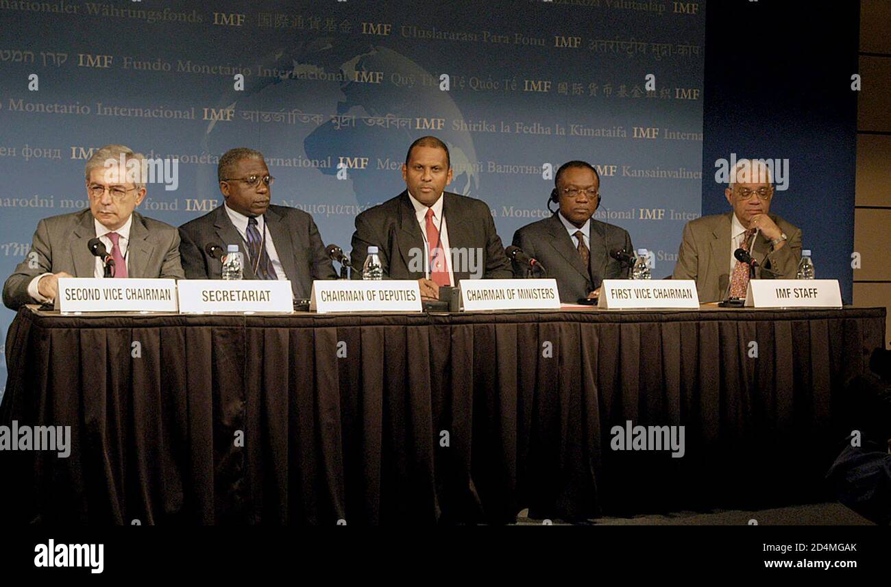 Durante la conferenza stampa del G-24 in vista degli incontri di primavera del FMI e della Banca mondiale del 2004. Da sinistra a destra: Ariel Buira della Segreteria del G-24; Ewart Williams, presidente dei deputati del G-24 e governatore della Banca Centrale di Trinidad e Tobago; il senatore Conrad Enill, presidente dei ministri del G-24 e ministro delle Finanze di Trinidad e Tobago; Paul Toungui primo vice presidente del G-24 e ministro di Stato responsabile delle Finanze Gabon. CA. 23 aprile 2004 Foto Stock