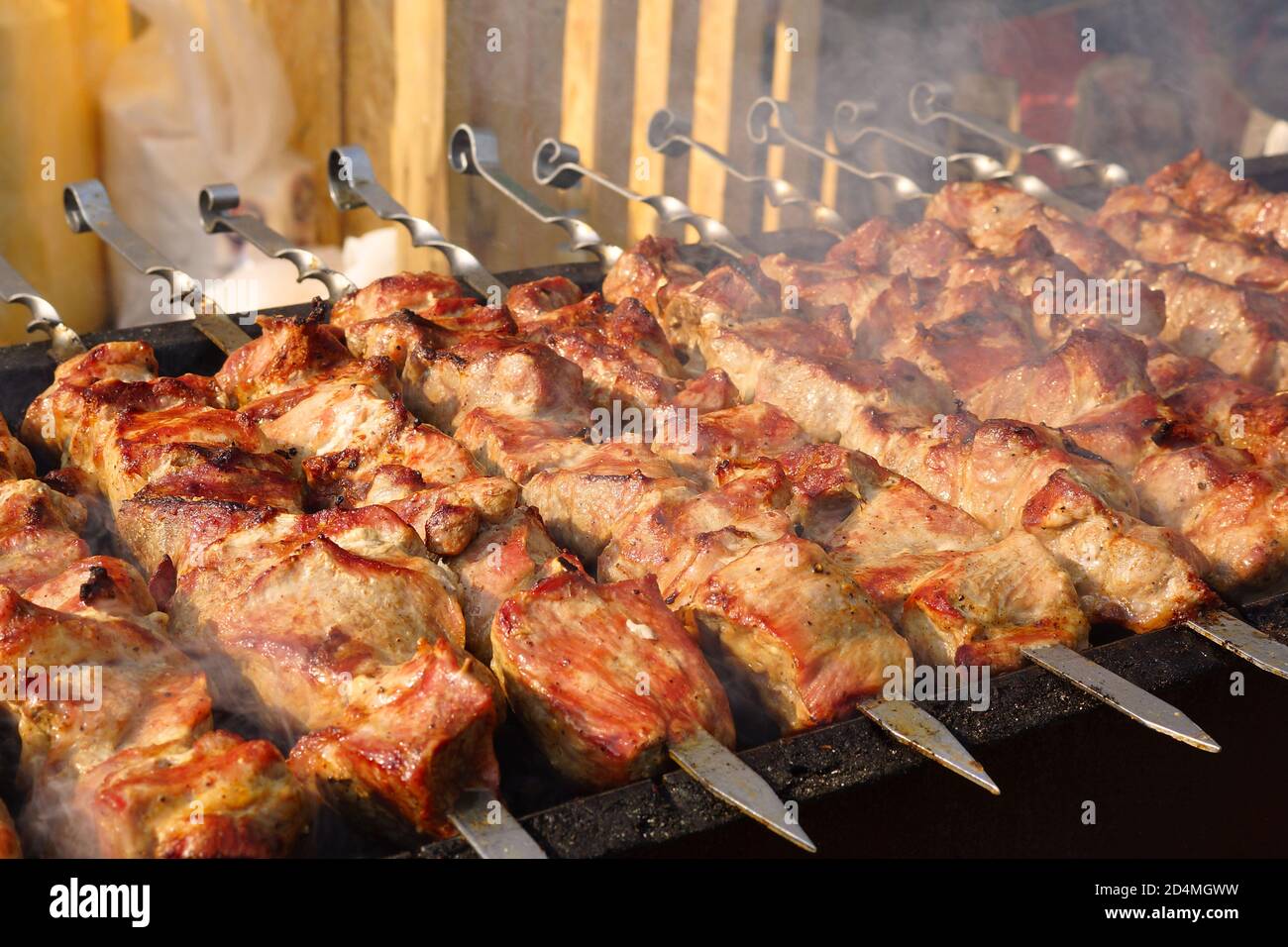 Barbecue. Cucina Street food. La carne viene fritta su un fuoco aperto. Foto Stock