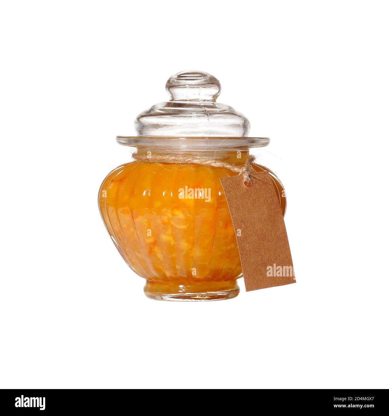 Vasetto trasparente in vetro con confettura arancione su sfondo bianco. Foto Stock