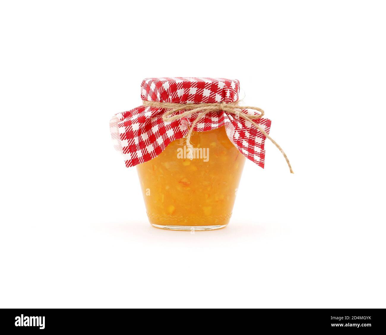 Vaso di marmellata arancione su sfondo bianco. Coperchio a scacchi rosso. Foto Stock