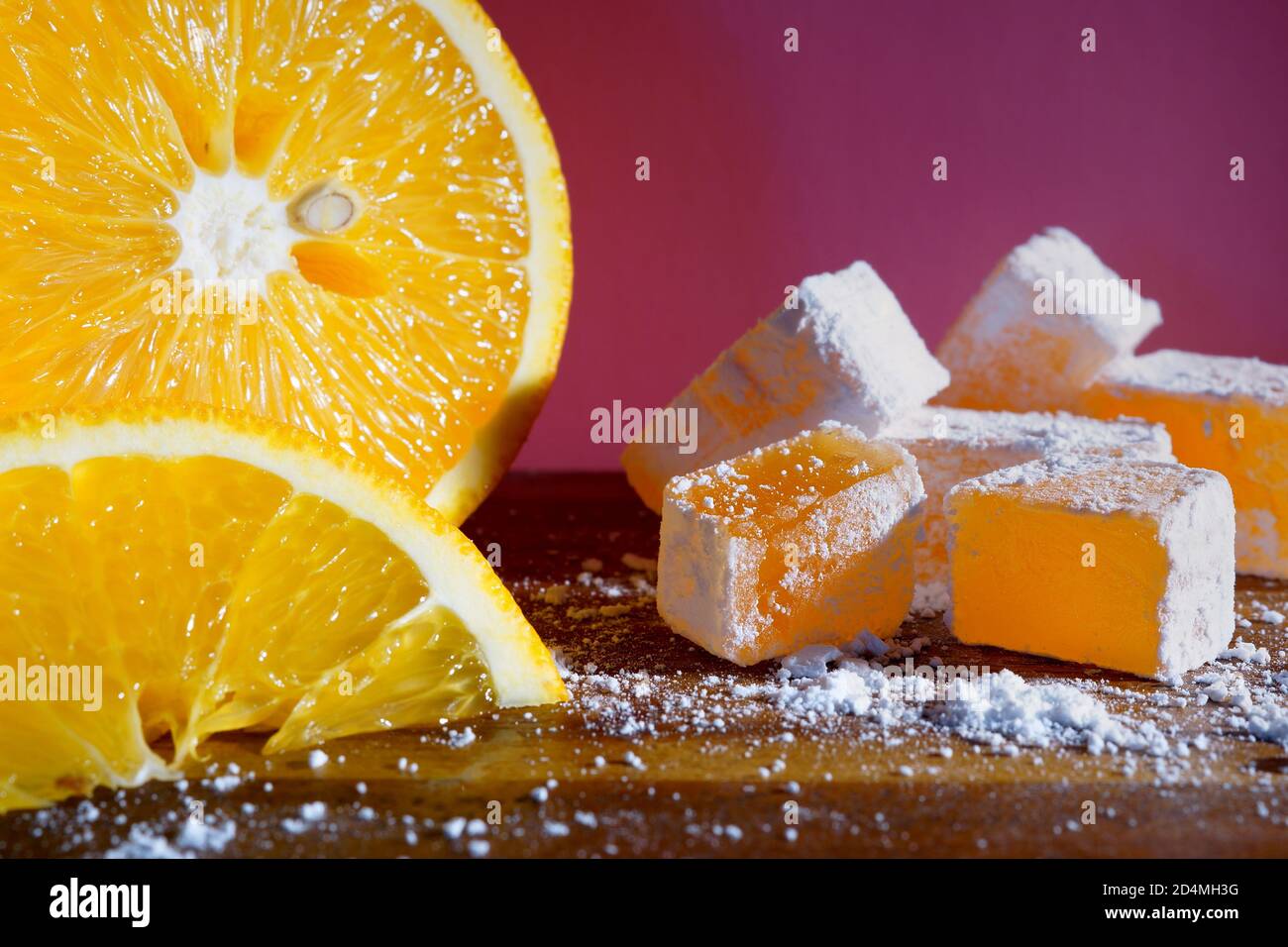 Arancione turco delizia. Rakhat lukum e un grande arancio. Dolci orientali. Foto Stock