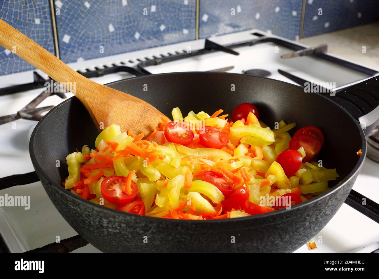 Soffriggere le verdure. Friggere le verdure in una padella prima di cuocere ulteriormente. Foto Stock