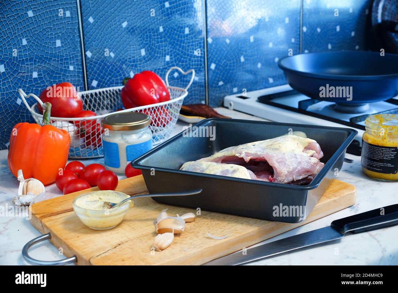 cucina pollo. il pasticcio sul tavolo da cucina. Foto Stock