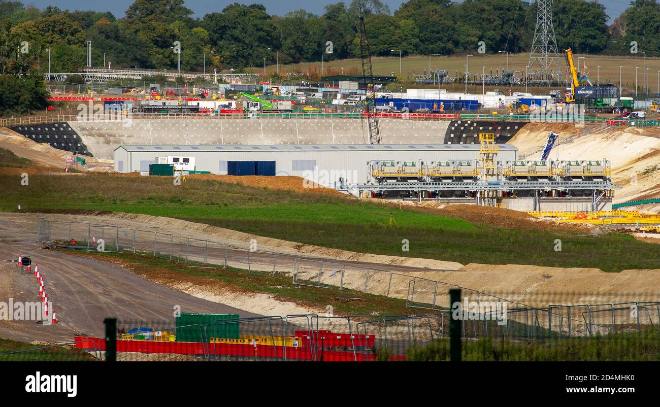 West Hyde, Hertfordshire, Regno Unito. 9 ottobre 2020. I lavori proseguono nel cantiere di costruzione del South Portal del tunnel di Chiltern dell'HS2. 10 miglia Nord e Sud tunnel saranno tagliati sottoterra attraverso il Chilterns per la nuova linea ferroviaria HS2 High Speed da Londra a Birmingham. In Germania sono in costruzione due macchine per la perforazione di tunnel per HS2. HS2 mette a rischio 108 antichi boschi, 693 siti di fauna selvatica e 33 SSSI. L'opposizione all'HS2 da parte degli attivisti ambientali continua a crescere. Credito: Maureen McLean/Alamy Foto Stock