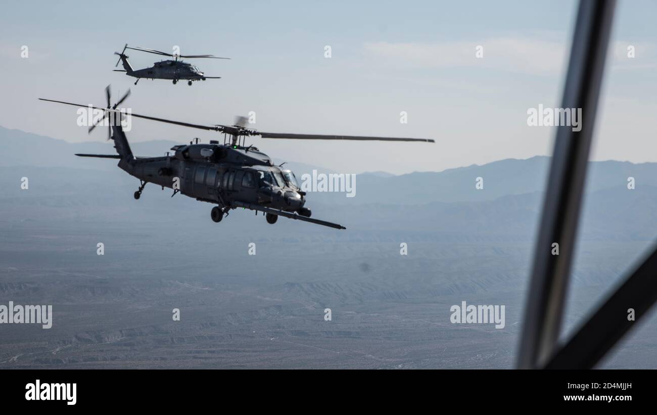 Due U.S. Air Force HH-60G Pave Hawks sorvolano l'Arizona, 7 ottobre 2020. Gli HH-60s sono assegnati al 55° Squadron di salvataggio e sono incaricati di eseguire il recupero del personale e altre missioni di salvataggio. (STATI UNITI Air Force foto di Senior Airman Jacob T. Stephens) Foto Stock