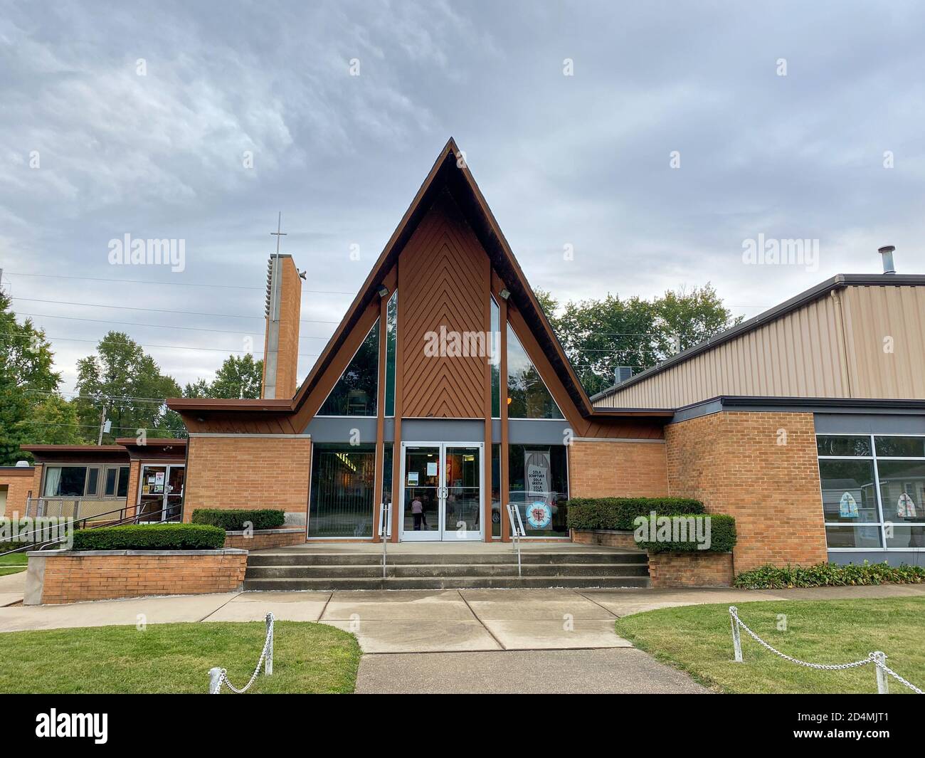 Springfield, il/USA-10/3/20: Una vista esterna di una piccola chiesa del Midwest in una giornata estiva luminosa e soleggiata senza persone. Foto Stock