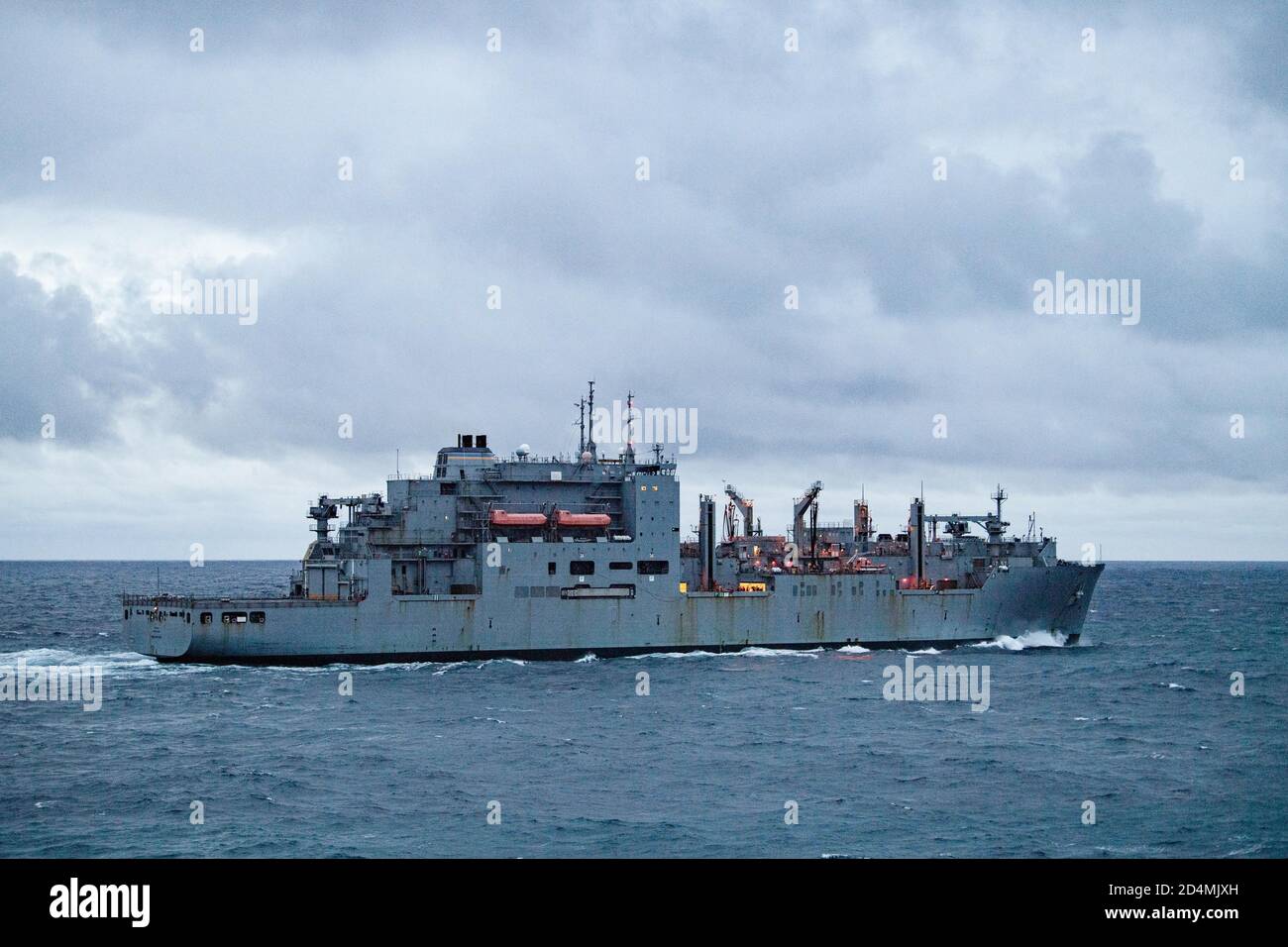 201006-N-TC847-1660 - OCEANO ATLANTICO (OTTOBRE 6, 2020) la nave da carico secca di classe Lewis e Clark USNS Medgar Evers (T-AKE-13) transita nell'Oceano Atlantico per l'Esercito Guerriero congiunto 20-2, 6 ottobre 2020. Il Joint Warrior 20-2 è un esercizio di formazione multilaterale ospitato nel Regno Unito, progettato per fornire alla NATO e alle forze alleate un ambiente multi-bellico unico per prepararsi alle operazioni globali. USA forze Navali Europa-Africa/Stati Uniti La sesta flotta, con sede a Napoli, conduce l'intero spettro delle operazioni congiunte e navali, spesso in concerto con partner alleati e interagenzie, per fare pubblicità Foto Stock