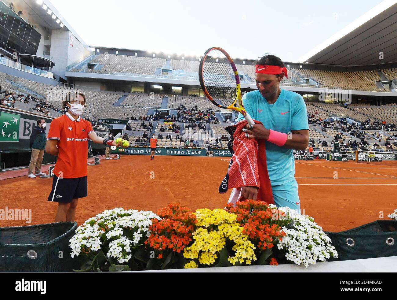 Parigi, Francia. 09 ottobre 2020. Roland Garros Paris French Open 2020 Day 13 091020 Rafa Nadal (ESP) va al suo cesto di asciugamani come vince la partita semi finale Credit: Roger Parker/Alamy Live News Foto Stock