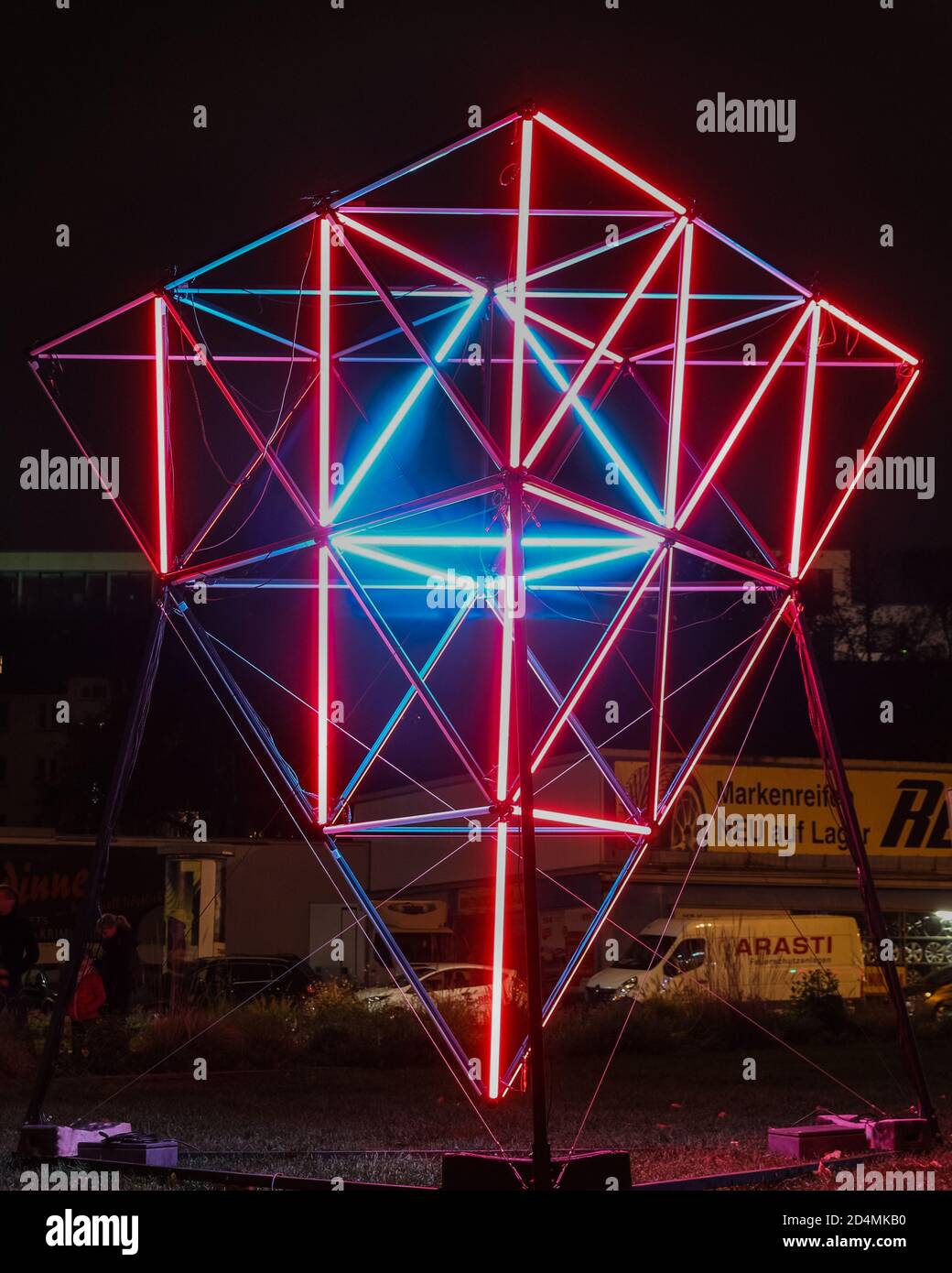 Essen, NRW, Germania. 09 ottobre 2020. Installazione 9 una forma di luce triangolare. L'annuale Essen Light Festival corre fino all'11 ottobre di quest'anno e attrae regolarmente una grande folla di spettatori che passeggiano per il sentiero delle installazioni luminose nel´s quartiere centrale dello shopping e della cultura della città. Credit: Imageplotter/Alamy Live News Foto Stock