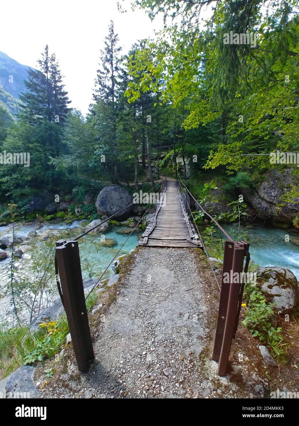 Ponte di legno sul fiume Soca, sentiero Soca, Slovenia Foto Stock
