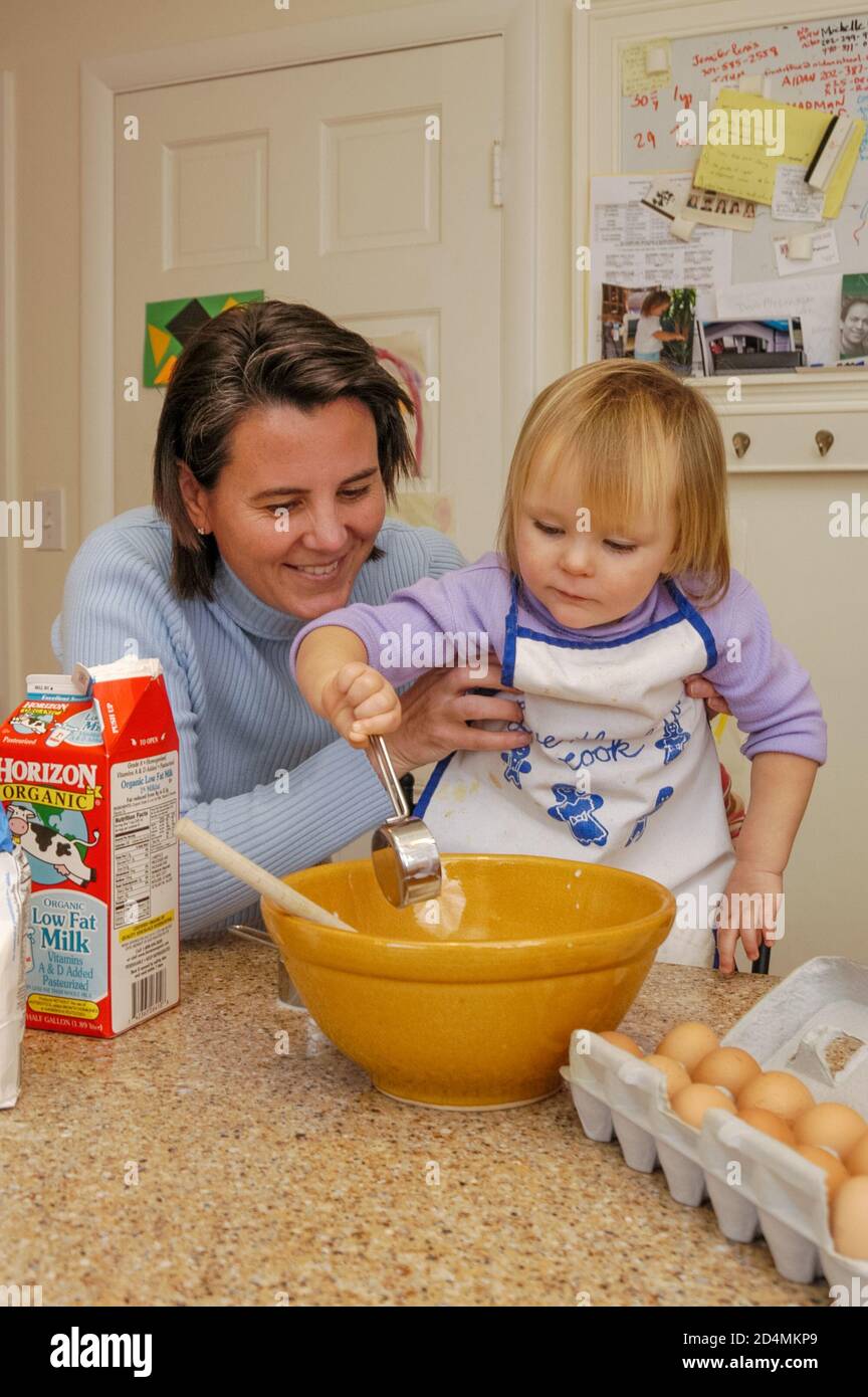 Una madre si sveglia con la figlia. Foto di Liz Roll Foto Stock