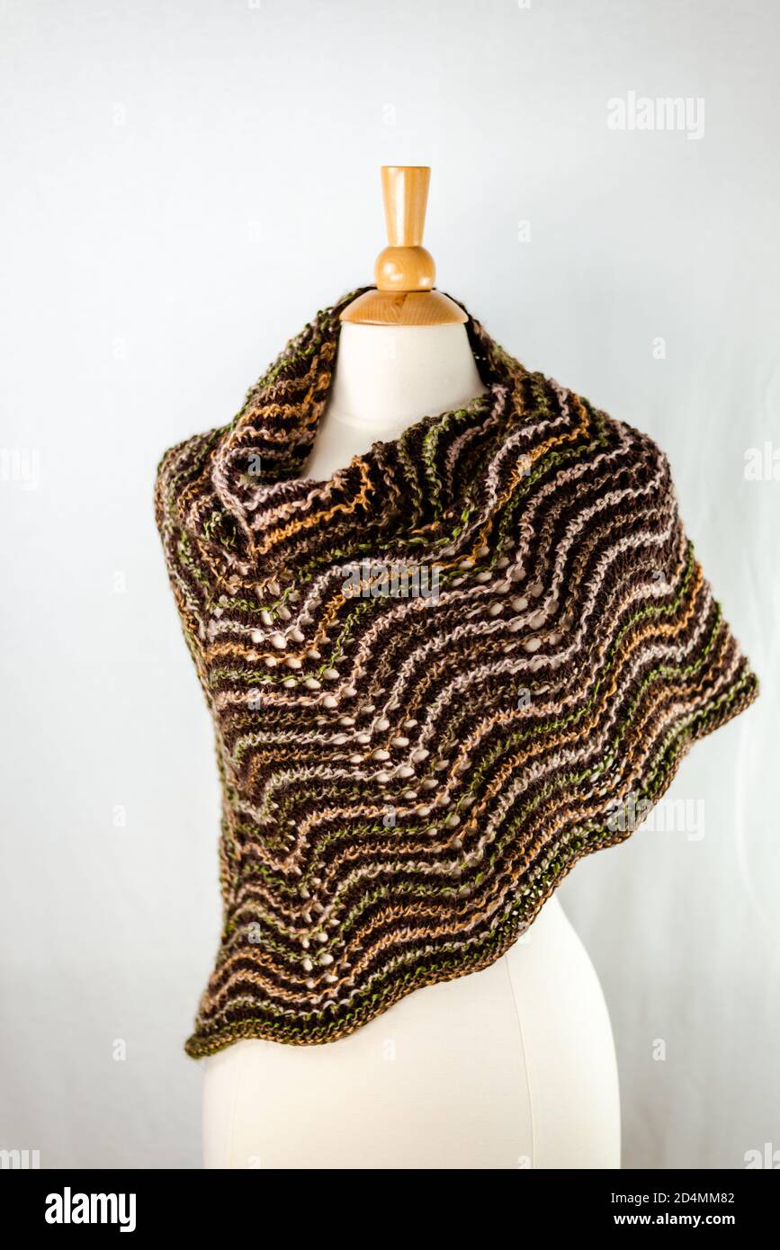 Sciarpa a maglia multicolore con gli ornamenti Foto Stock