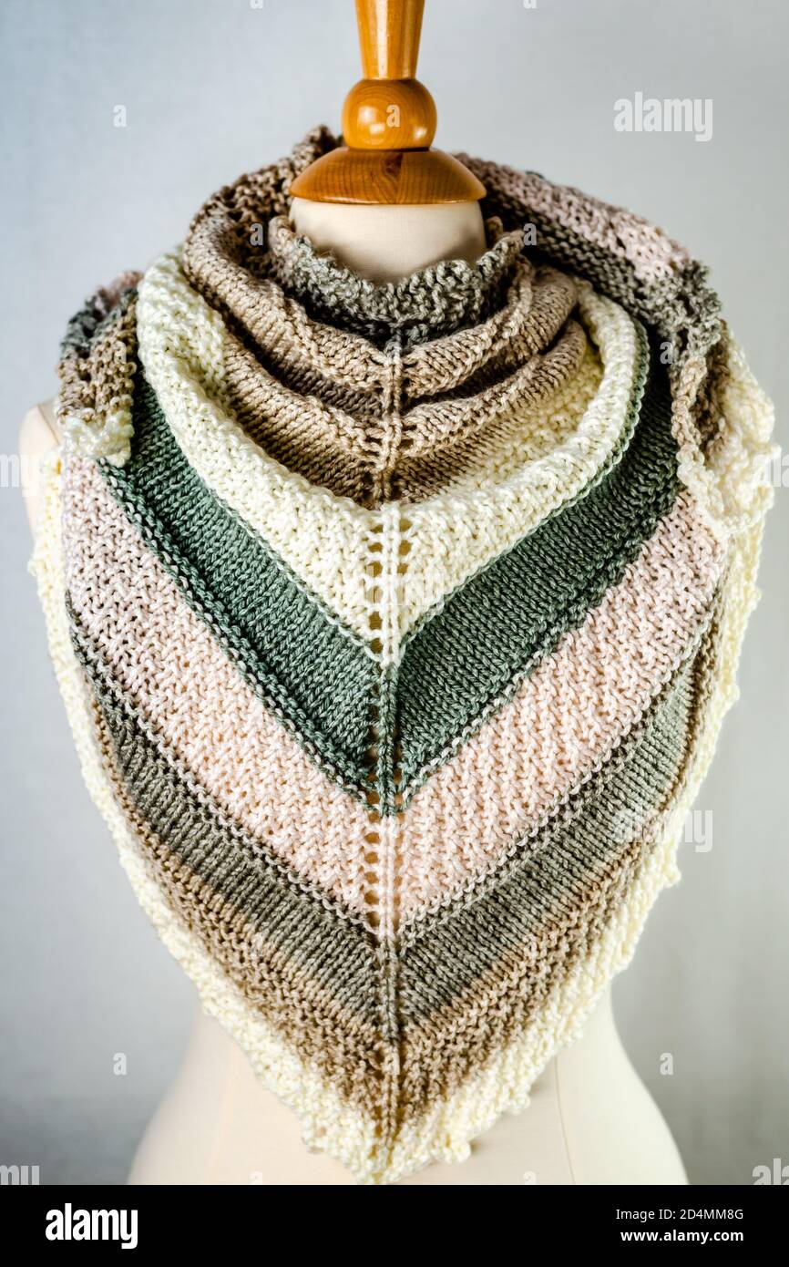 Sciarpa a maglia multicolore con gli ornamenti Foto Stock