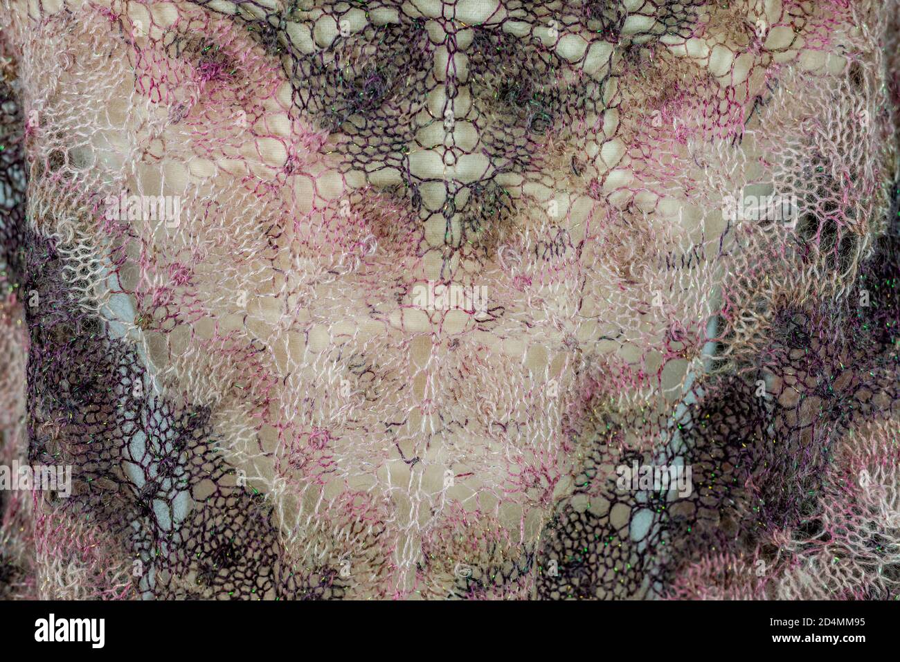 Sciarpa a maglia multicolore con gli ornamenti Foto Stock