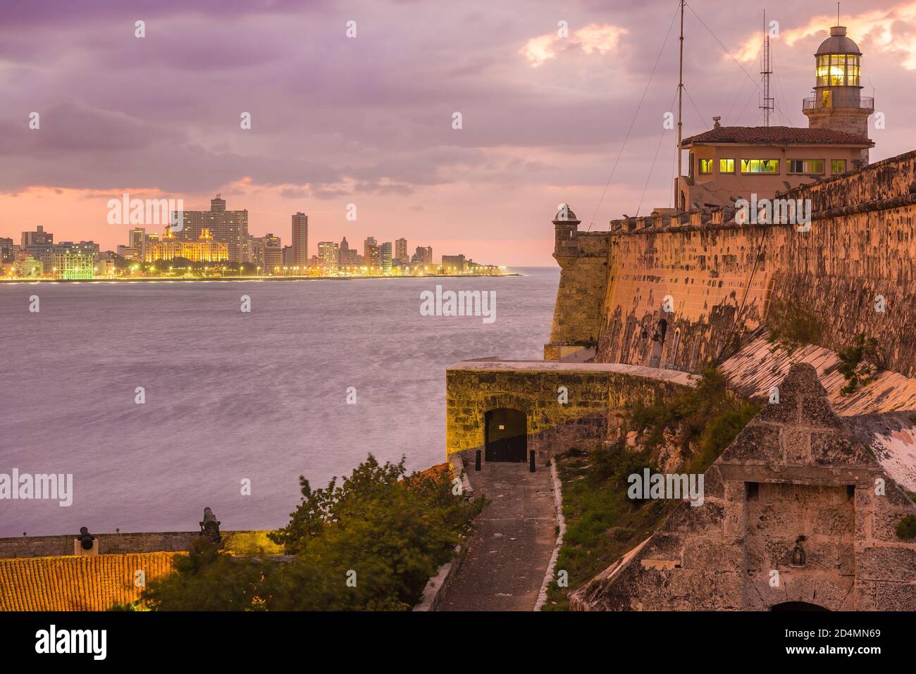 Tramonto a l'Avana con vista sul castello di El Morro e lo skyline della città Foto Stock