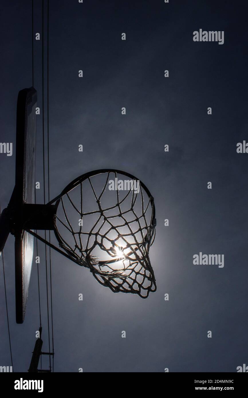 un canestro da basket sulla strada di fronte al nostro casa Foto Stock