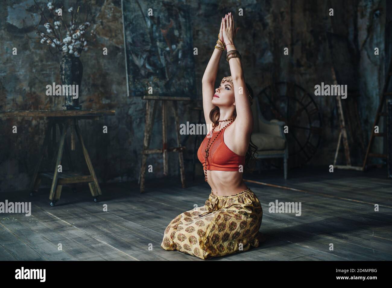 Giovane bella yogi donna in posa meditating abbigliamento tradizionale Foto Stock