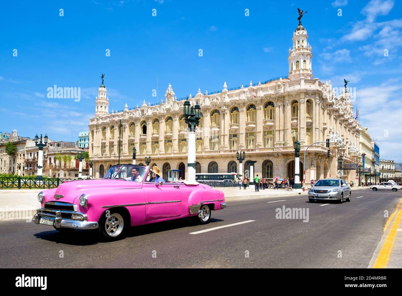 Auto classica nel centro di l'Avana con vista sul Grande Teatro, sede del balletto nazionale cubano Foto Stock