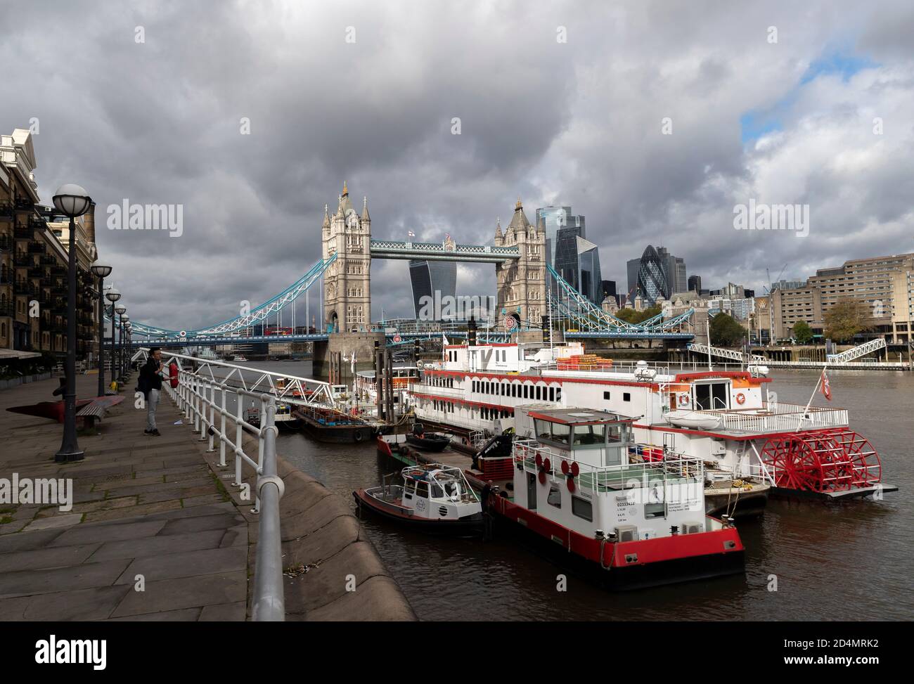 Londra, Gran Bretagna. 6 Ott 2020. Le navi sono viste di fronte al Tower Bridge sul fiume Tamigi, a Londra, Gran Bretagna, il 6 ottobre 2020. Il prodotto interno lordo (PIL) della Gran Bretagna ha registrato il quarto aumento mensile consecutivo nell'agosto 2020, ma è rimasto ben al di sotto dei livelli pre-pandemici, ha detto l'Ufficio britannico per le statistiche nazionali (ONS) il 9 ottobre. Credit: Han Yan/Xinhua/Alamy Live News Foto Stock