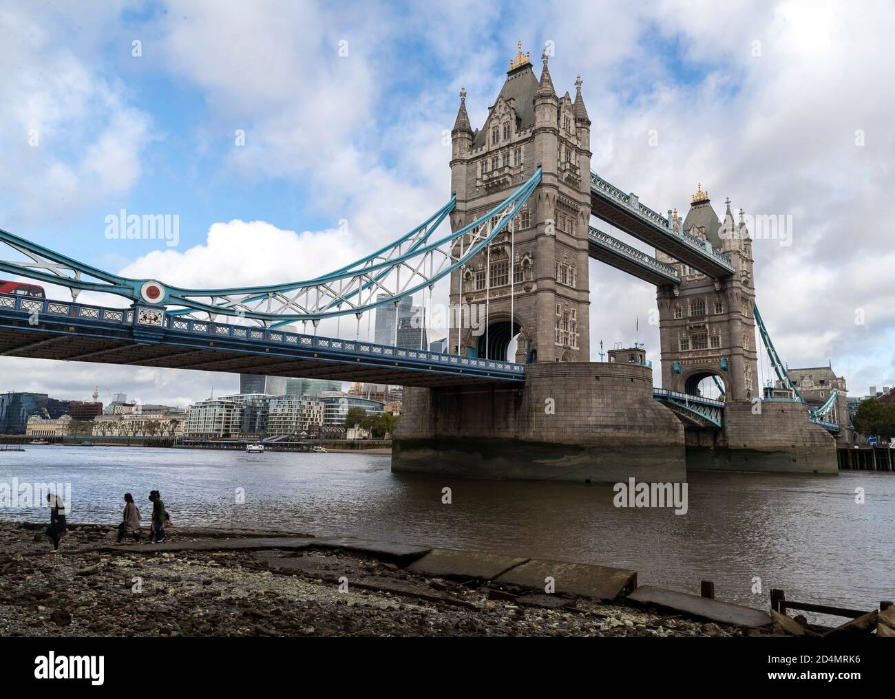 Londra, Regno Unito. 6 Ott 2020. Foto scattata il 6 ottobre 2020 mostra il Tower Bridge sul Tamigi, a Londra, Gran Bretagna. Il prodotto interno lordo (PIL) della Gran Bretagna ha registrato il quarto aumento mensile consecutivo nell'agosto 2020, ma è rimasto ben al di sotto dei livelli pre-pandemici, ha detto l'Ufficio britannico per le statistiche nazionali (ONS) il 9 ottobre. Credit: Han Yan/Xinhua/Alamy Live News Foto Stock