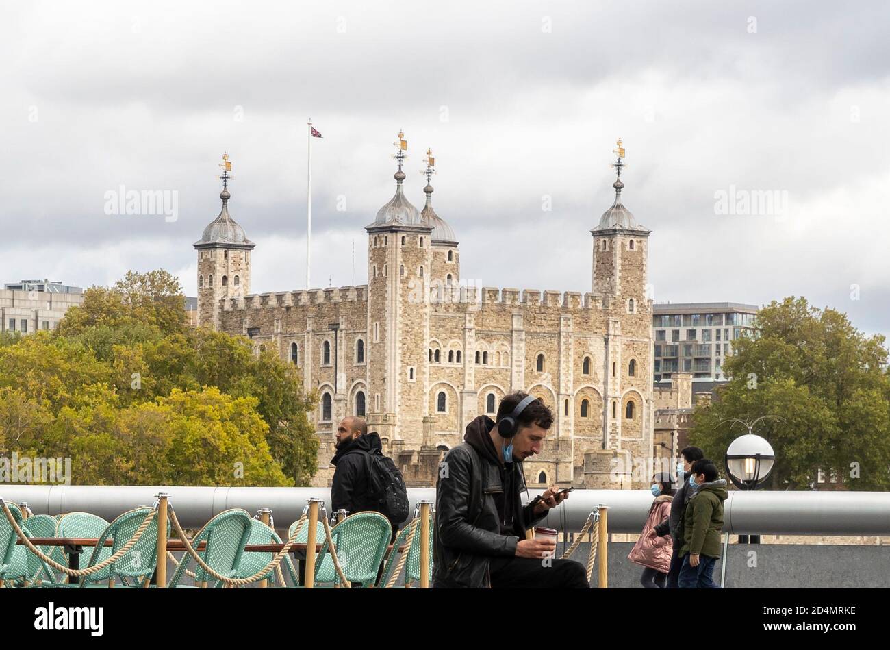 Londra, Gran Bretagna. 6 Ott 2020. La gente cammina oltre la Torre di Londra, a Londra, in Gran Bretagna, il 6 ottobre 2020. Il prodotto interno lordo (PIL) della Gran Bretagna ha registrato il quarto aumento mensile consecutivo nell'agosto 2020, ma è rimasto ben al di sotto dei livelli pre-pandemici, ha detto l'Ufficio britannico per le statistiche nazionali (ONS) il 9 ottobre. Credit: Han Yan/Xinhua/Alamy Live News Foto Stock