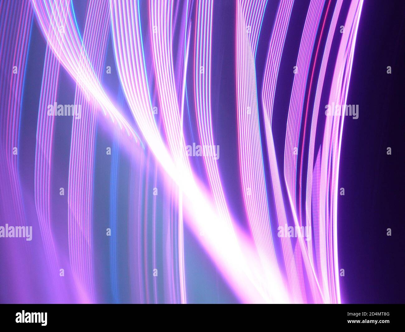 Illustrazione astratta con tracce di luce ritmica graduali e fili luminosi  Foto stock - Alamy