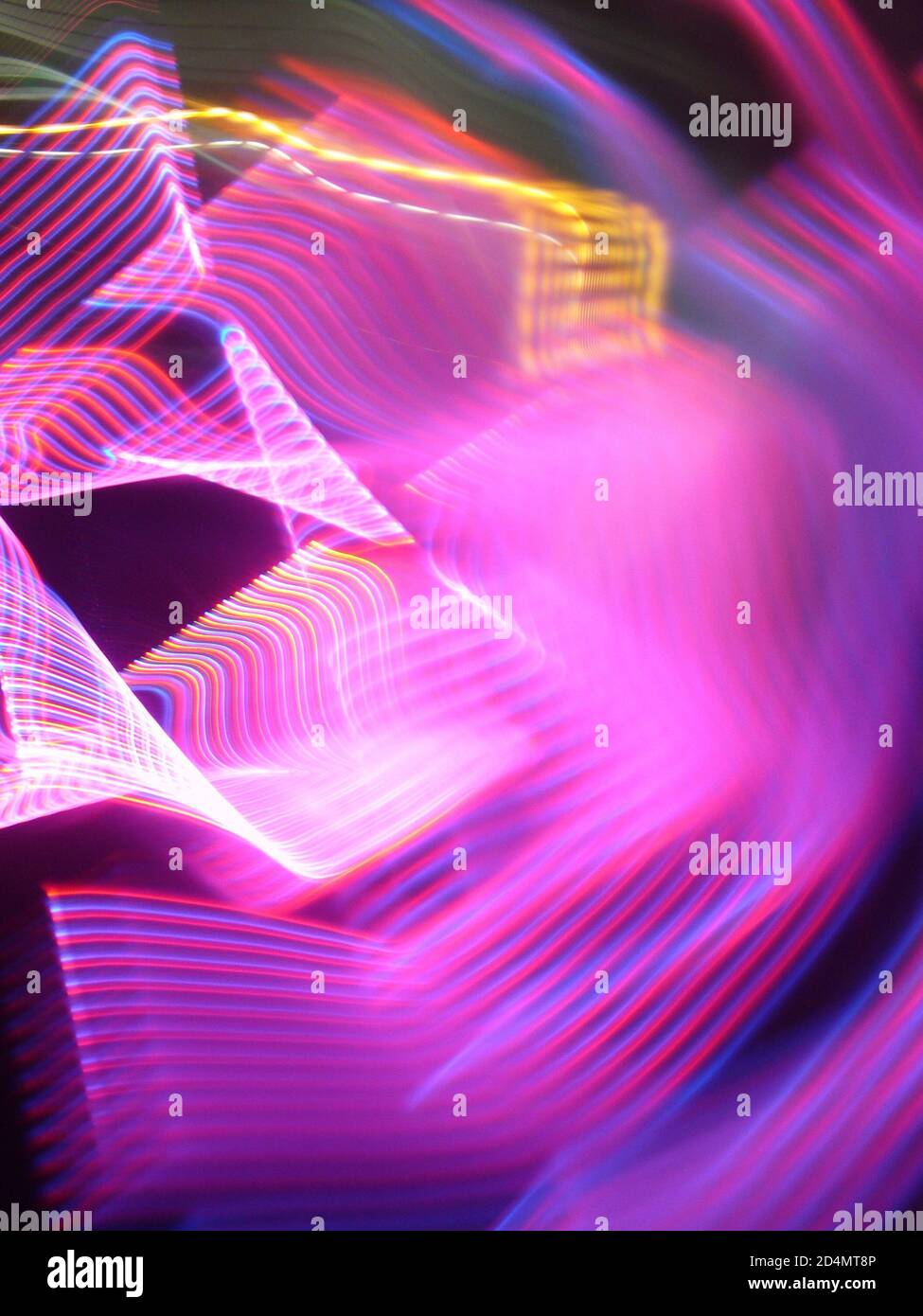 Illustrazione astratta verticale con tracce di luce ritmica graduali e luminose filettature Foto Stock