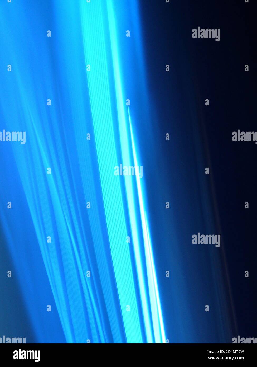 Illustrazione astratta verticale con tracce di luce ritmica graduali e luminose filettature Foto Stock