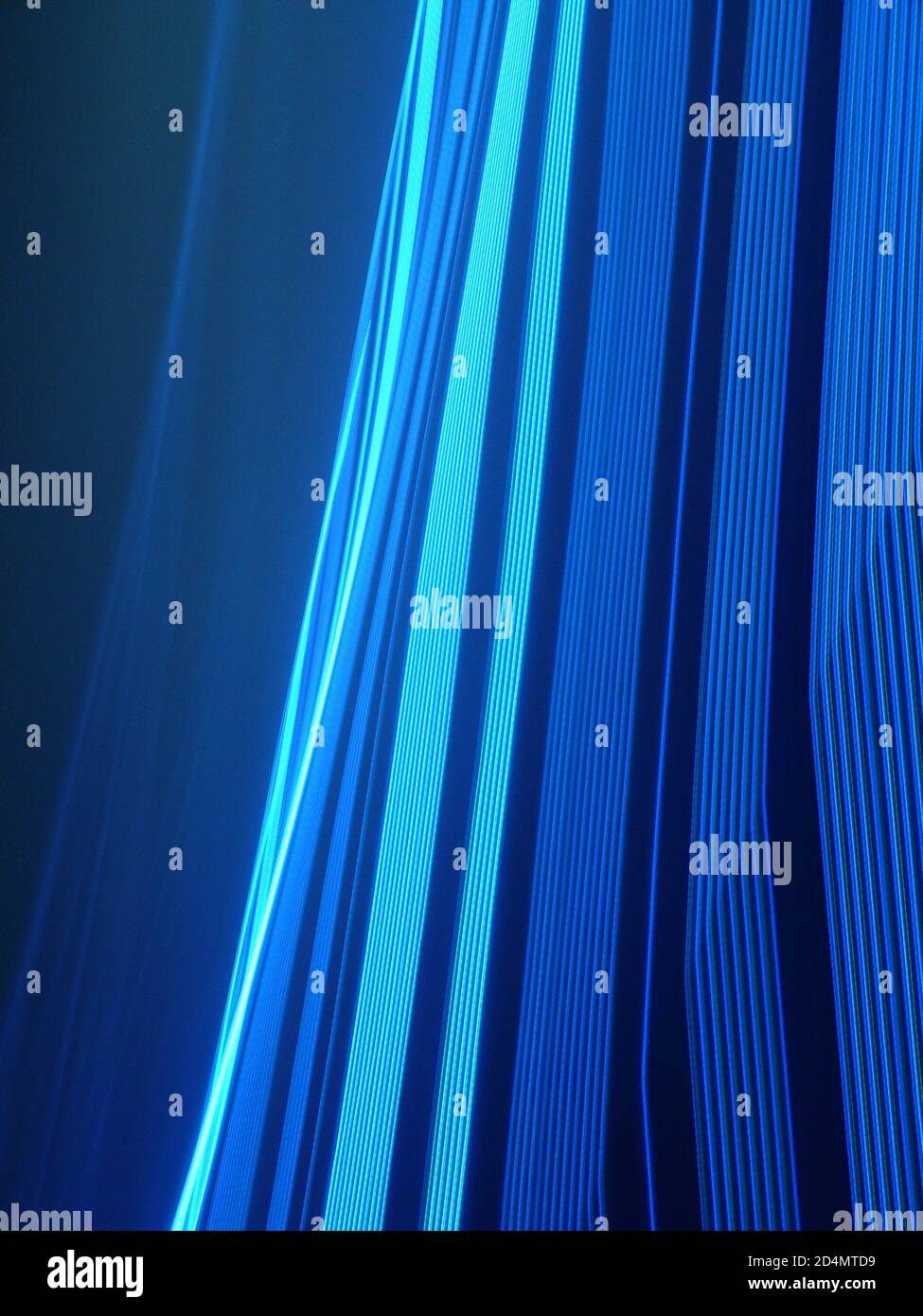 Illustrazione astratta verticale con tracce di luce ritmica graduali e luminose filettature Foto Stock