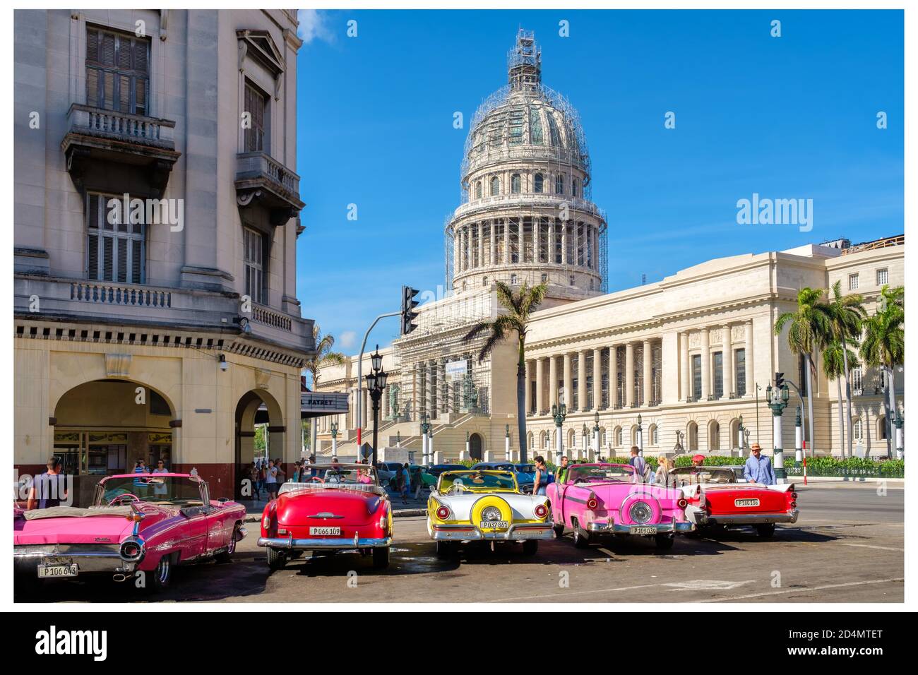 Gruppo di colorate vecchie auto classiche vicino al Campidoglio in L'Avana Vecchia Foto Stock