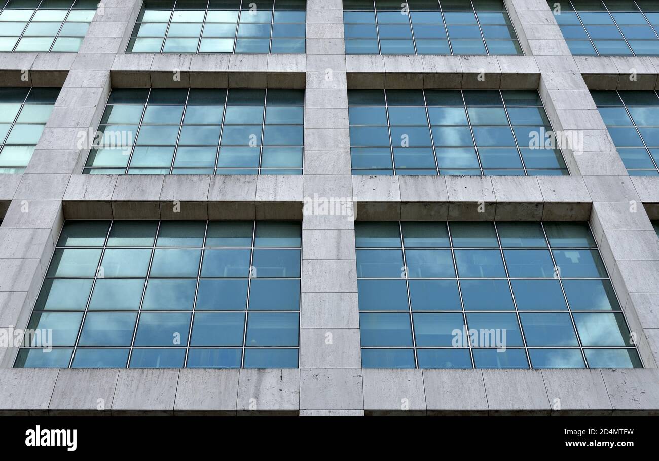 vista dal basso della facciata dell'edificio degli uffici Foto Stock