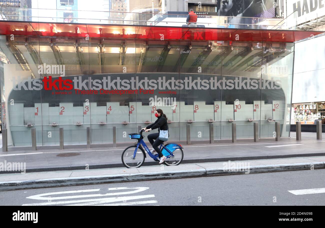 New York, New York, Stati Uniti. 9 Ott 2020. Una vista dello stand TKTS (Theatre Development Fund) che normalmente vende biglietti scontati per le produzioni di Broadway e Off-Broadway in una deserta Times Square. La Broadway League ha annunciato che tutte le performance di Broadway rimarranno scure fino al 30 maggio 2021 a causa del COVID-19. Broadway è chiusa dal 12 marzo 2020 per la pandemia. Quasi 97,000 lavoratori dipendono da Broadway per il loro sostentamento, con una perdita economica di 14.7 miliardi di dollari l’anno. Credit: Nancy Kaszerman/ZUMA Wire/Alamy Live News Foto Stock