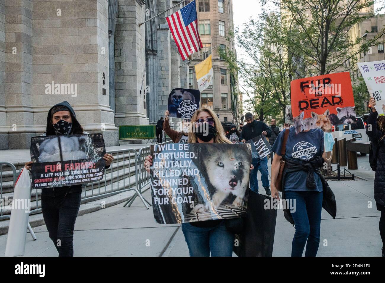 New York City, Stati Uniti. 9 Ott 2020. Gli attivisti per i diritti degli animali hanno aperto la stagione delle pellicce con una protesta che chiede il divieto di indossare abiti da pelliccia il 9 ottobre 2020 a New York City. (Foto di Gabriele Holtermann/Sipa USA) Credit: Sipa USA/Alamy Live News Foto Stock