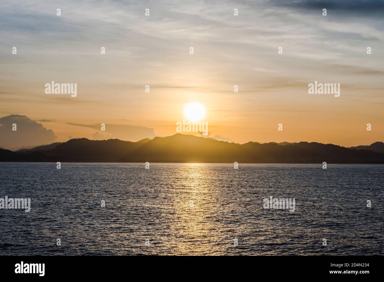 Colori acquerelli del tramonto sul mare delle Andamane in Thailandia Foto Stock