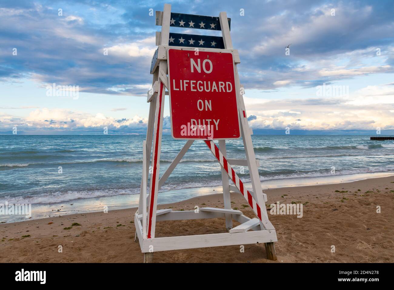 Il bagnino si trova sul lago Michigan alla luce del tardo pomeriggio. Evanston, Illinois, Stati Uniti Foto Stock