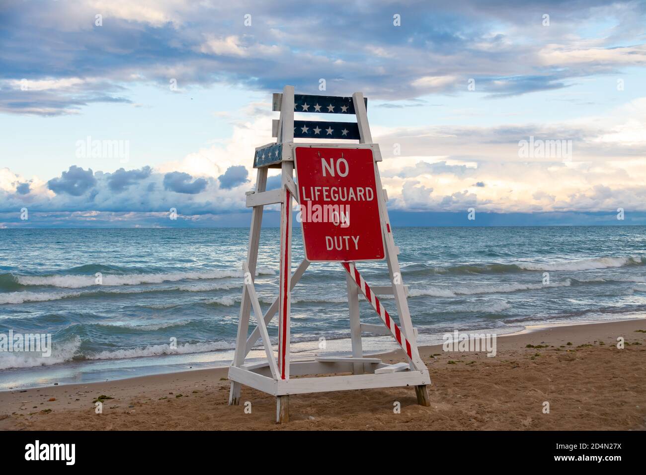 Il bagnino si trova sul lago Michigan alla luce del tardo pomeriggio. Evanston, Illinois, Stati Uniti Foto Stock