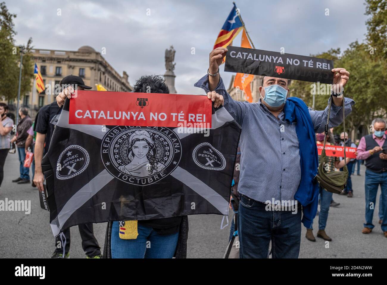 Barcellona, Spagna. 09 ottobre 2020. I manifestanti anti anti anti-monarchici spagnoli hanno in mano cartelli che dicono che la Catalogna non ha un re di fronte alla Estación de Francia (stazione ferroviaria della Francia).i simpatizzanti anti-monarchici per l'indipendenza della Catalogna si sono riuniti di fronte alla Estación de Francia (stazione ferroviaria della Francia) A causa della visita del re di Spagna Felipe VI, accompagnato dal presidente del governo spagnolo Pedro Sanchez, hanno partecipato alla cerimonia di premiazione del BNEW. Credit: SOPA Images Limited/Alamy Live News Foto Stock