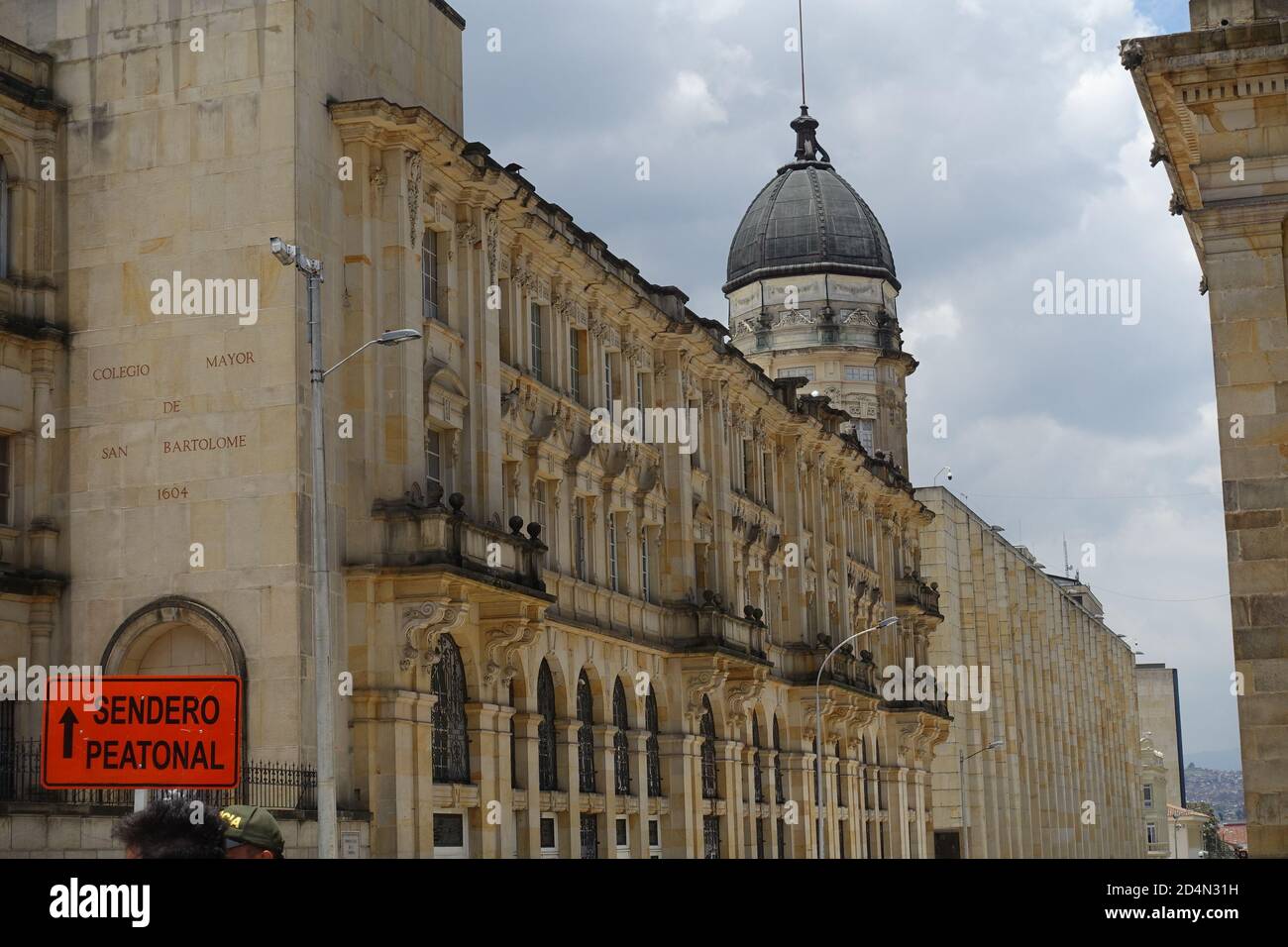 Colombia Bogota - Piazza Bolivar - facciata del Collegio di San Bartolomeo Foto Stock