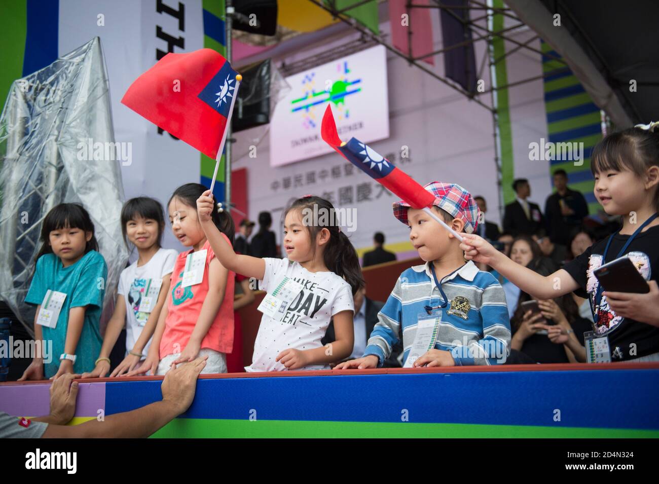 Bambini con bandiere durante le prove del doppio decimo giorno nazionale a Ketagalan Boulevard. Credit: SOPA Images Limited/Alamy Live News Foto Stock