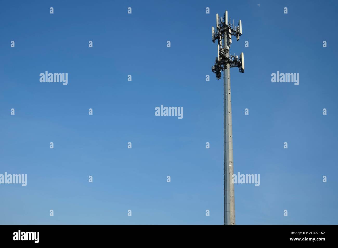 Torre del telefono cellulare contro il cielo blu Foto Stock