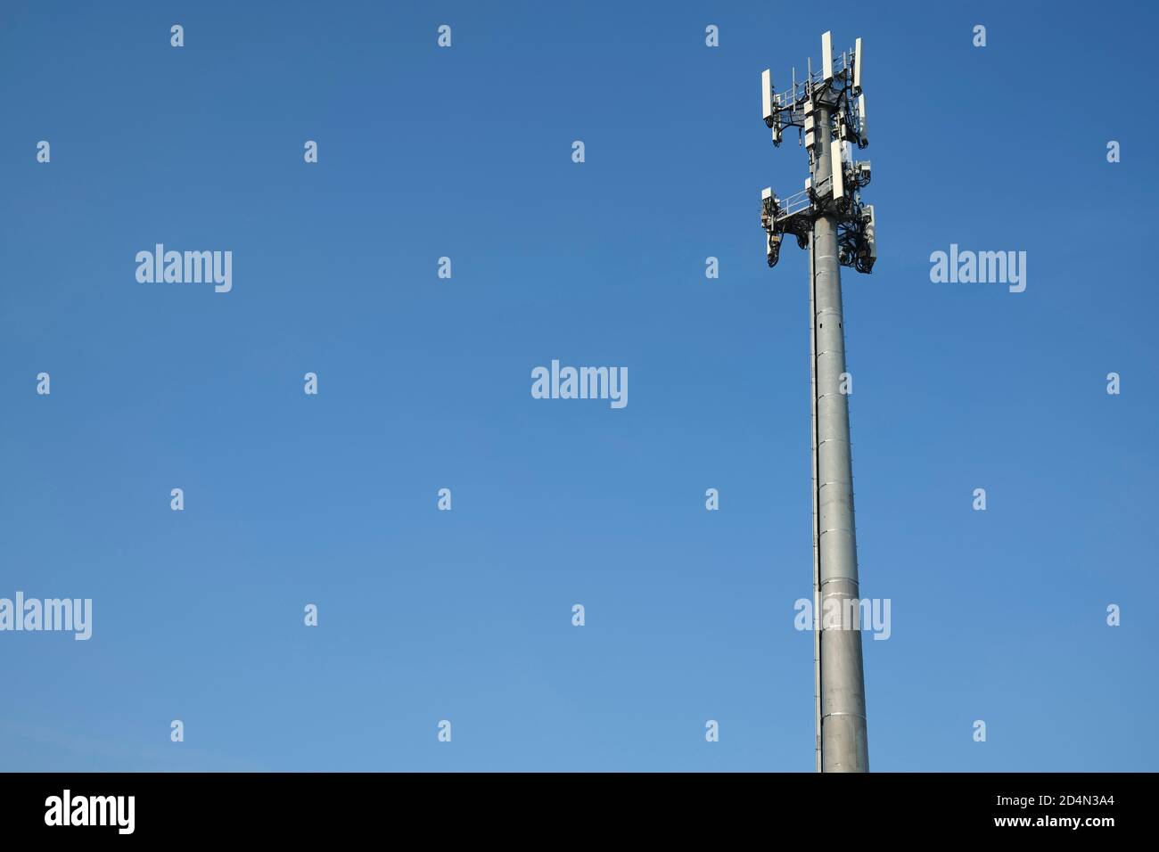 Torre del telefono cellulare contro il cielo blu Foto Stock