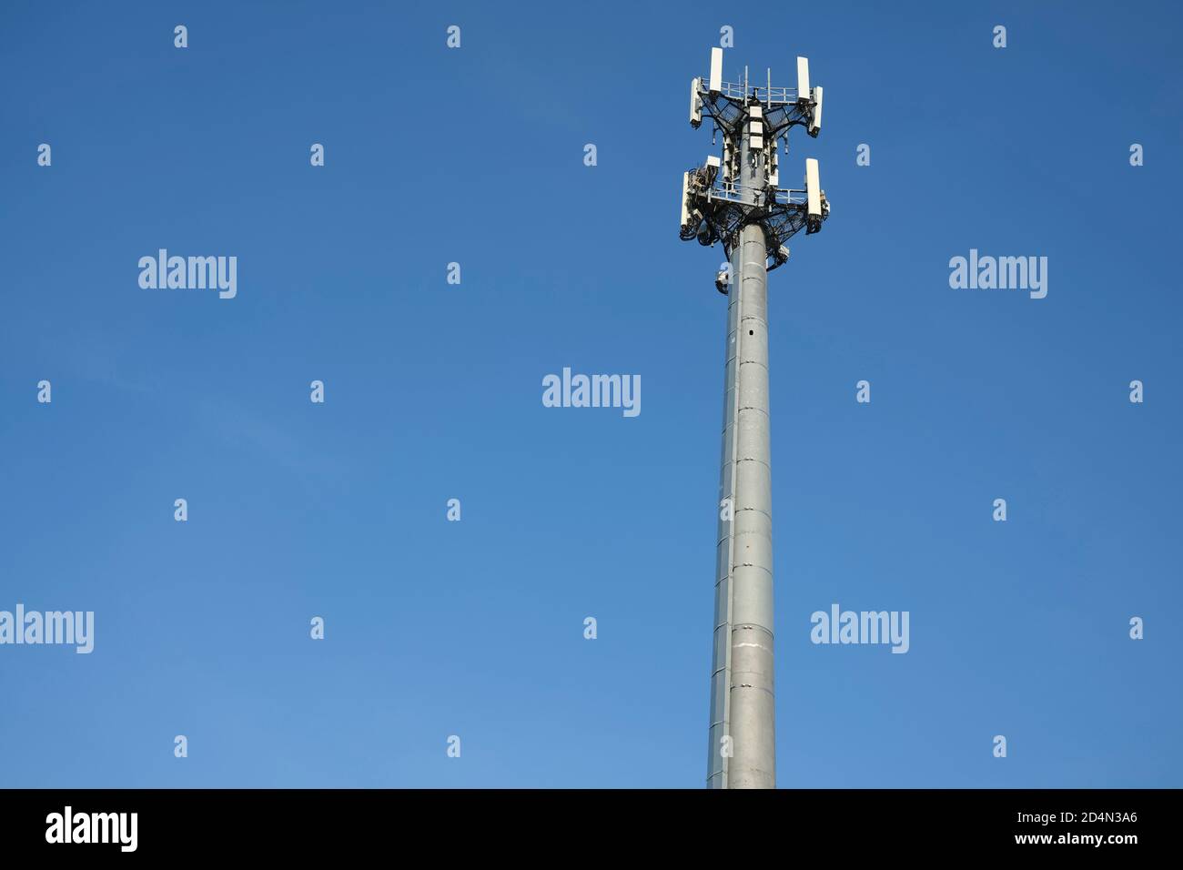 Torre del telefono cellulare contro il cielo blu Foto Stock