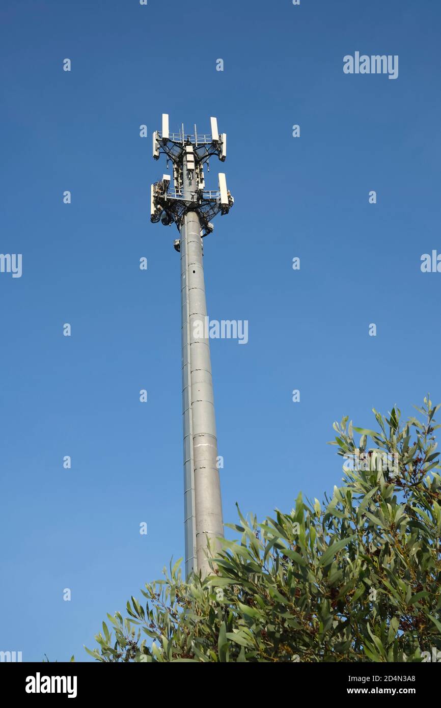 Torre del telefono cellulare contro il cielo blu Foto Stock