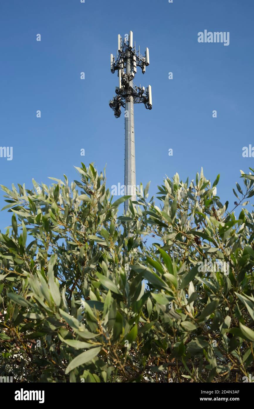Torre del telefono cellulare contro il cielo blu Foto Stock