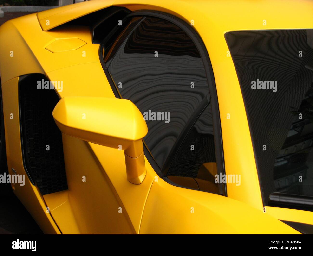 Esterno di una moderna auto sportiva gialla Foto Stock